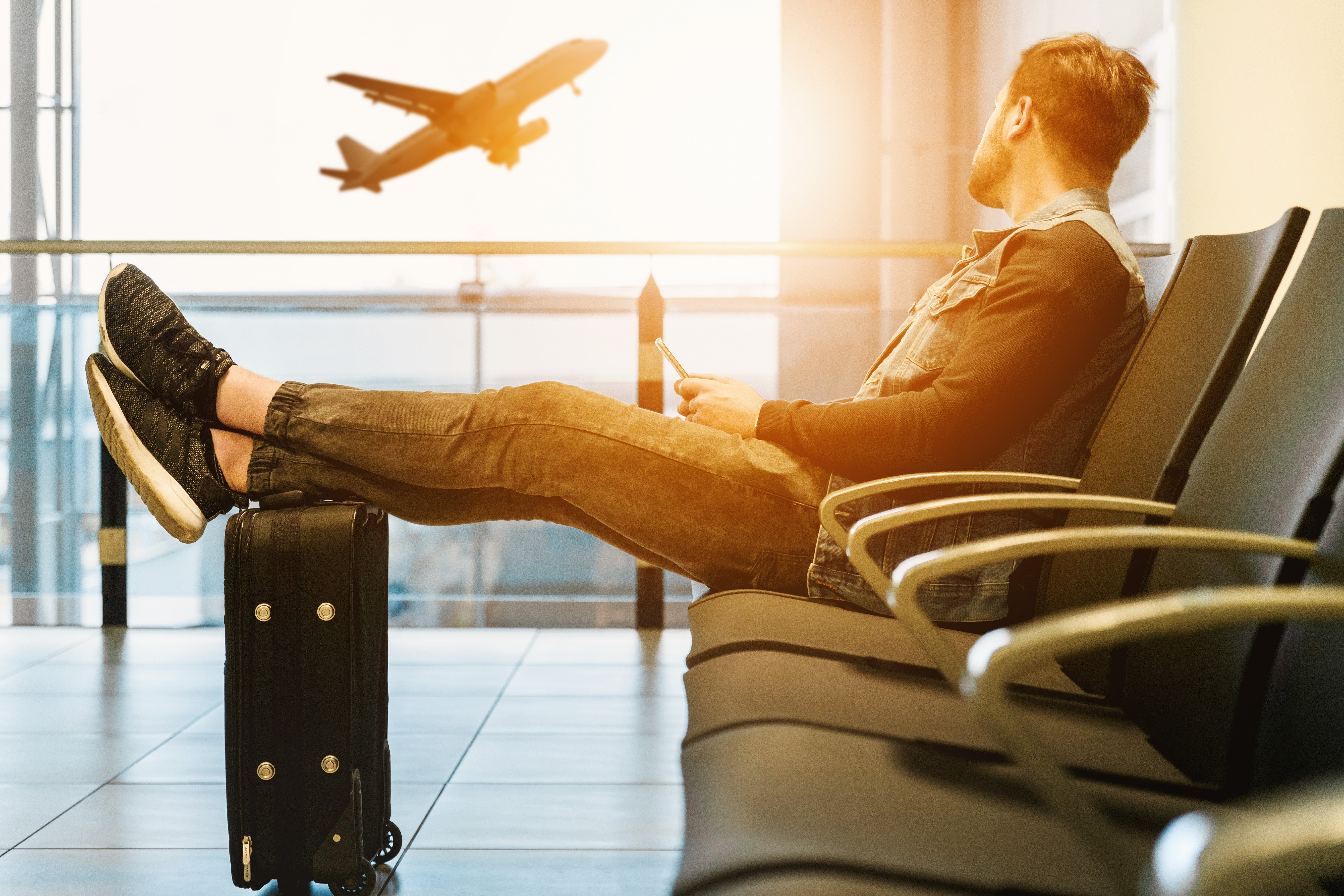 ragazzo aeroporto con bagaglio a mano
