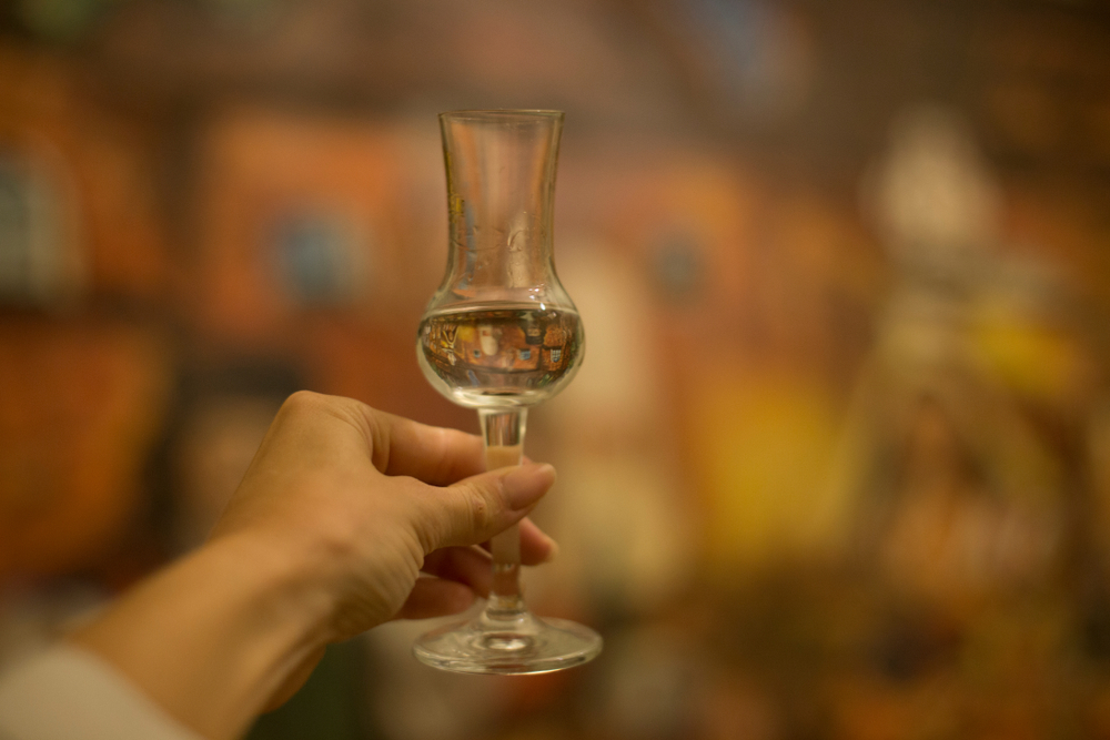 bicchiere tradizionale con palinka