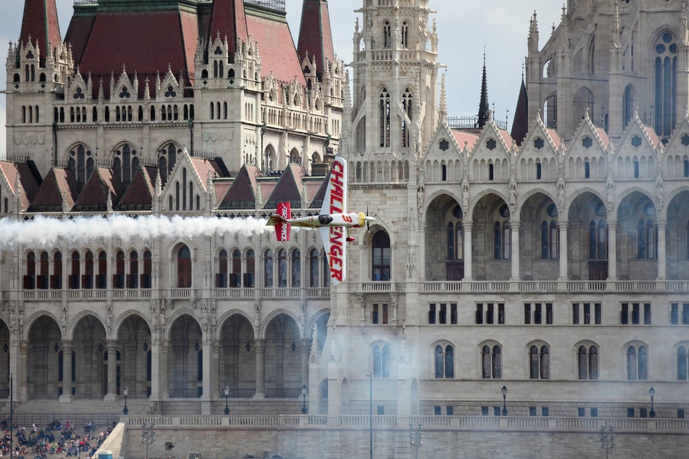 giochi acrobatici aerei Parlamento Budapest
