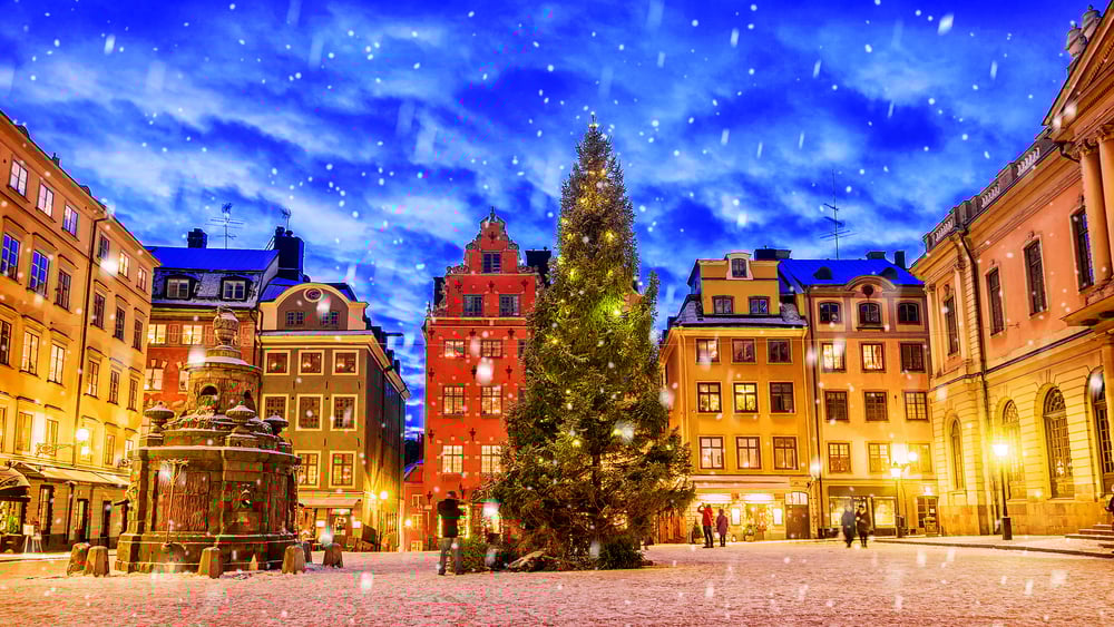 Plaza Stortorget decorada a la Navidad por la noche, Estocolmo, Suecia.